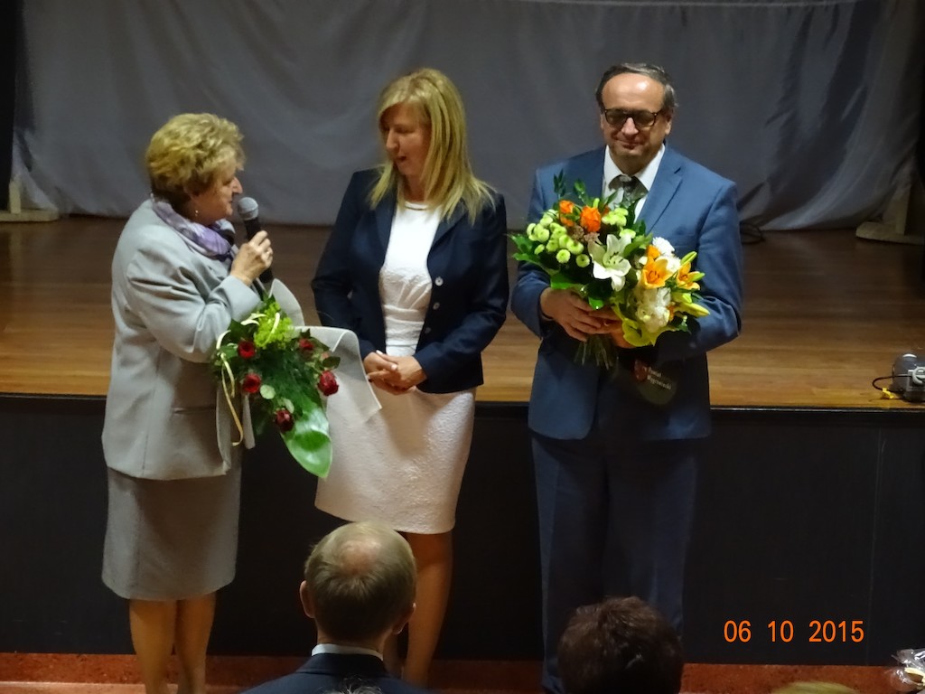 zdjęcie przedstawiające gratulacje od Pana Starosty Powiatu Wągrowieckiego oraz  przewodniczącej Rady Powiatu Wągrowieckiego